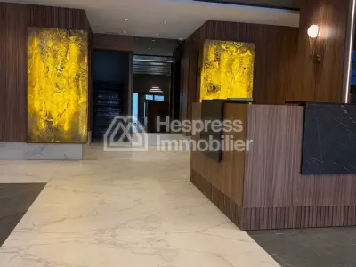 Bureaux en location à Ain Diab. Surface de 87 m². Résidence avec concierge, climatisation générale