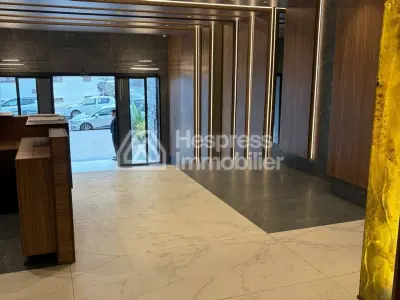 Bureaux en location à Ain Diab. Surface de 87 m². Résidence avec concierge, climatisation générale