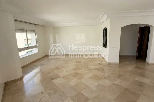 Rent this apartment in the Golden Triangle. 148 sq m. Concierge service and air conditioning.