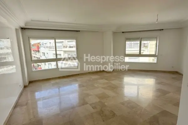 Rent this apartment in the Golden Triangle. 148 sq m. Concierge service and air conditioning.