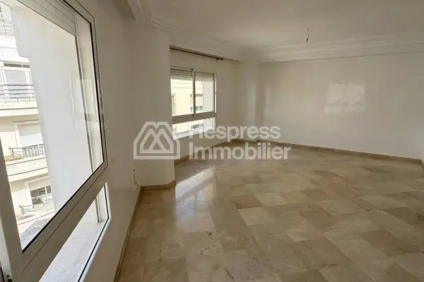 Rent this apartment in the Golden Triangle. 148 sq m. Concierge service and air conditioning.