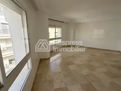 استأجر هذه الشقة في المثلث الذهبي. مساحتها 148 متر مربع. خدمة الاستقبال والإرشاد وتكييف الهواء.