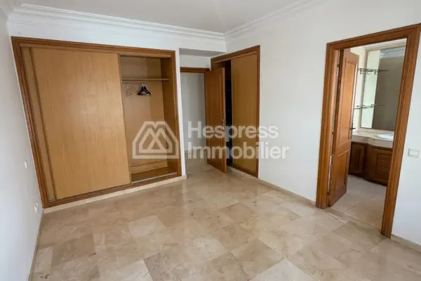 Rent this apartment in the Golden Triangle. 148 sq m. Concierge service and air conditioning.