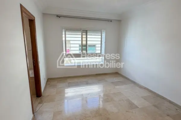 Rent this apartment in the Golden Triangle. 148 sq m. Concierge service and air conditioning.