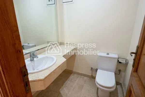Rent this apartment in the Golden Triangle. 148 sq m. Concierge service and air conditioning.