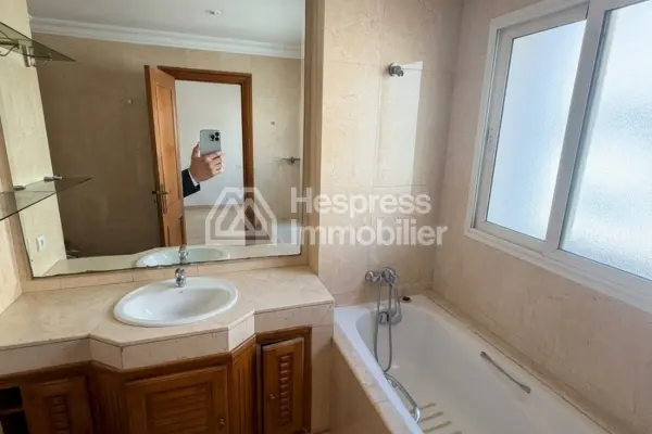 Rent this apartment in the Golden Triangle. 148 sq m. Concierge service and air conditioning.