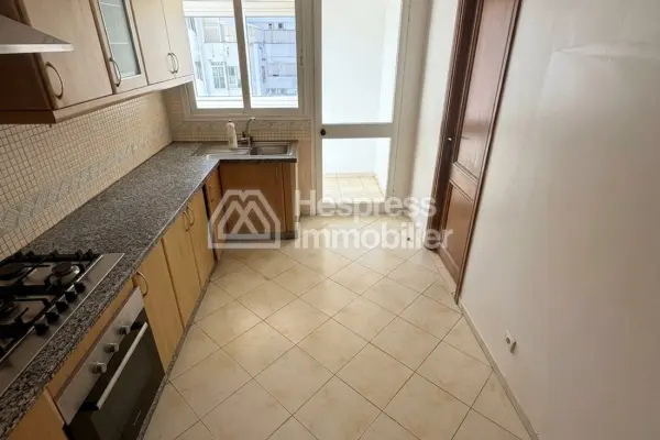 Rent this apartment in the Golden Triangle. 148 sq m. Concierge service and air conditioning.