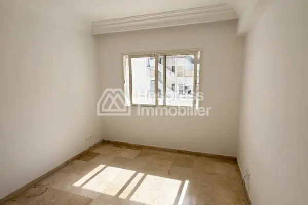 Rent this apartment in the Golden Triangle. 148 sq m. Concierge service and air conditioning.