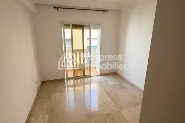 Rent this apartment in the Golden Triangle. 148 sq m. Concierge service and air conditioning.
