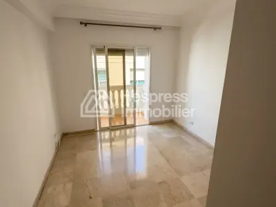 استأجر هذه الشقة في المثلث الذهبي. مساحتها 148 متر مربع. خدمة الاستقبال والإرشاد وتكييف الهواء.