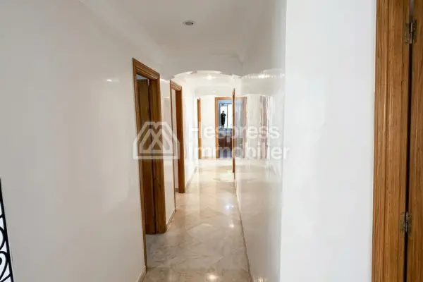 Rent this apartment in the Golden Triangle. 148 sq m. Concierge service and air conditioning.