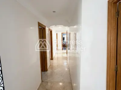 استأجر هذه الشقة في المثلث الذهبي. مساحتها 148 متر مربع. خدمة الاستقبال والإرشاد وتكييف الهواء.