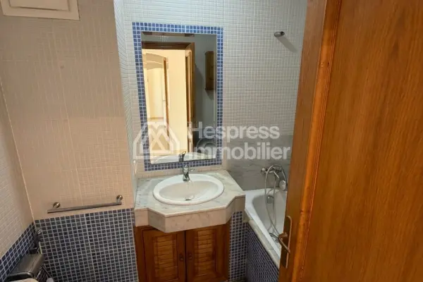 Rent this apartment in the Golden Triangle. 148 sq m. Concierge service and air conditioning.