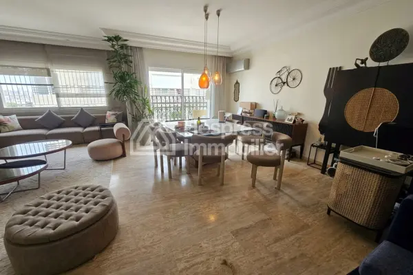 Beautiful apartment for sale in the Golden Triangle. 3 comfortable bedrooms. Traditional living room and reinforced door.