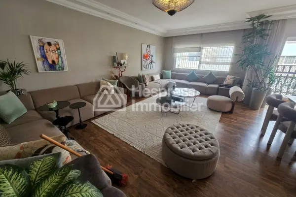 Beautiful apartment for sale in the Golden Triangle. 3 comfortable bedrooms. Traditional living room and reinforced door.