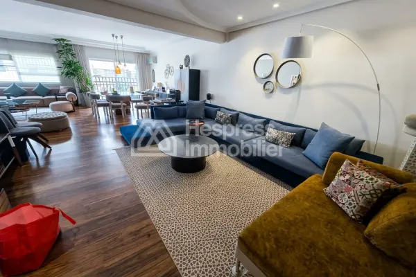 Beautiful apartment for sale in the Golden Triangle. 3 comfortable bedrooms. Traditional living room and reinforced door.