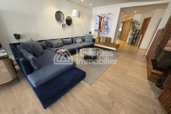 Beautiful apartment for sale in the Golden Triangle. 3 comfortable bedrooms. Traditional living room and reinforced door.