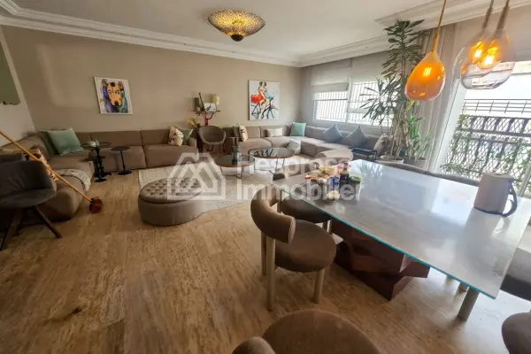 Beautiful apartment for sale in the Golden Triangle. 3 comfortable bedrooms. Traditional living room and reinforced door.