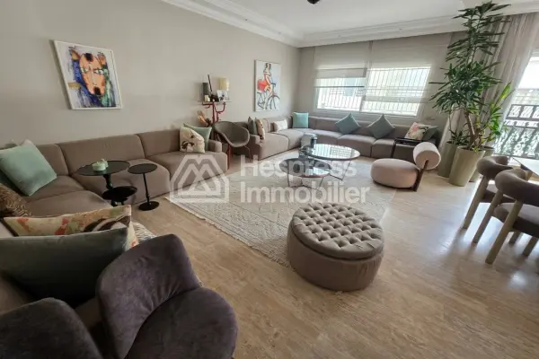 Beautiful apartment for sale in the Golden Triangle. 3 comfortable bedrooms. Traditional living room and reinforced door.