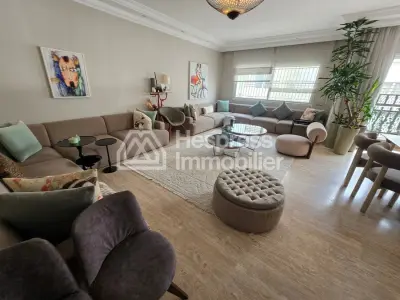 شقة جميلة للبيع في المثلث الذهبي. ثلاث غرف نوم مريحة. غرفة معيشة تقليدية وباب مقوى.