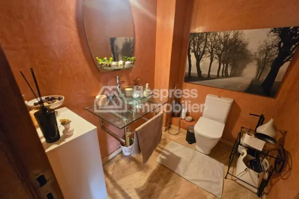 Beautiful apartment for sale in the Golden Triangle. 3 comfortable bedrooms. Traditional living room and reinforced door.