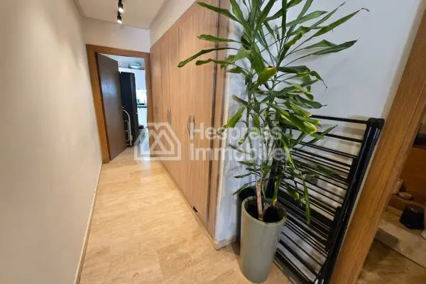 Beautiful apartment for sale in the Golden Triangle. 3 comfortable bedrooms. Traditional living room and reinforced door.