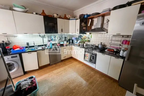 Beautiful apartment for sale in the Golden Triangle. 3 comfortable bedrooms. Traditional living room and reinforced door.