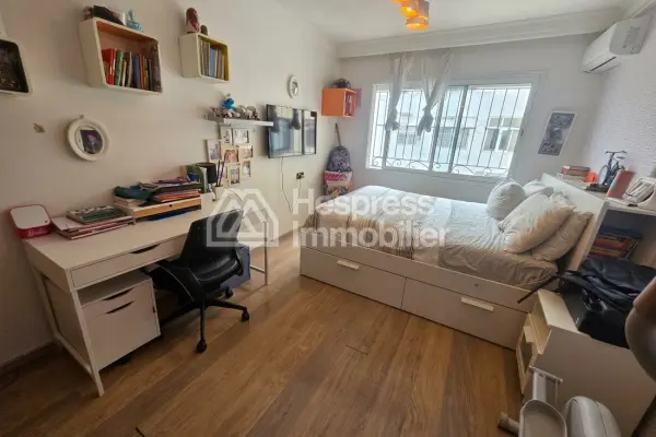 Beautiful apartment for sale in the Golden Triangle. 3 comfortable bedrooms. Traditional living room and reinforced door.