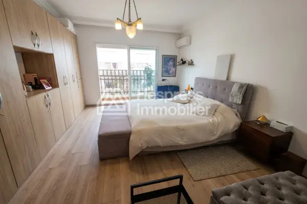 Beautiful apartment for sale in the Golden Triangle. 3 comfortable bedrooms. Traditional living room and reinforced door.