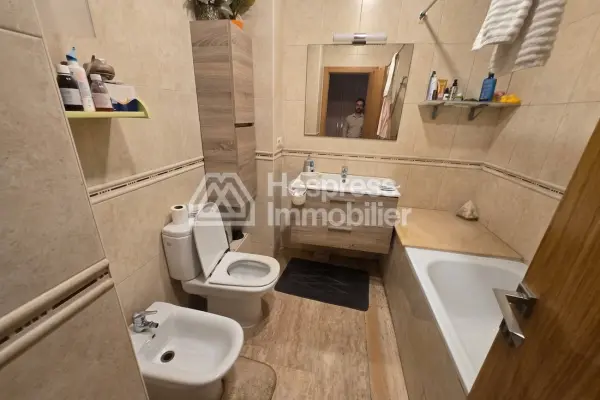 Beautiful apartment for sale in the Golden Triangle. 3 comfortable bedrooms. Traditional living room and reinforced door.