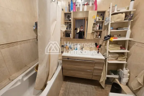 Beautiful apartment for sale in the Golden Triangle. 3 comfortable bedrooms. Traditional living room and reinforced door.