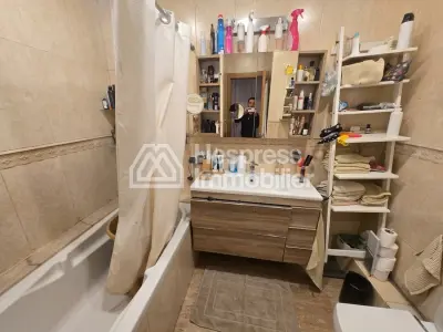شقة جميلة للبيع في المثلث الذهبي. ثلاث غرف نوم مريحة. غرفة معيشة تقليدية وباب مقوى.
