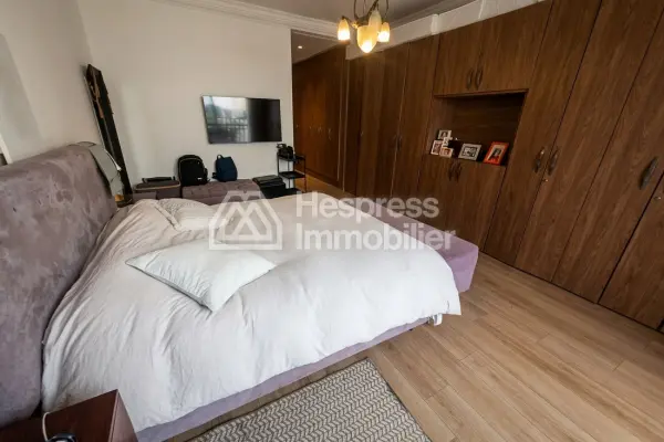 Beautiful apartment for sale in the Golden Triangle. 3 comfortable bedrooms. Traditional living room and reinforced door.