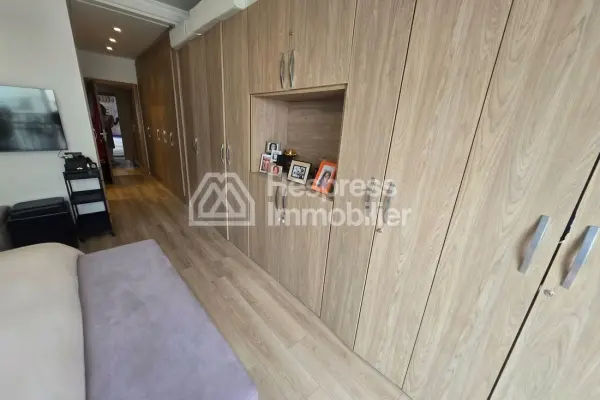 Beautiful apartment for sale in the Golden Triangle. 3 comfortable bedrooms. Traditional living room and reinforced door.