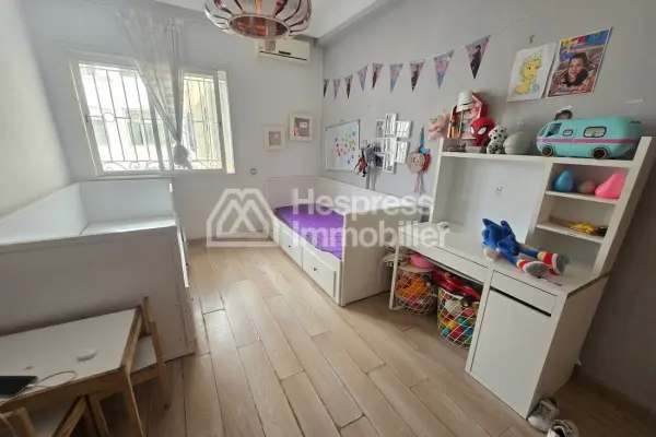 Beautiful apartment for sale in the Golden Triangle. 3 comfortable bedrooms. Traditional living room and reinforced door.