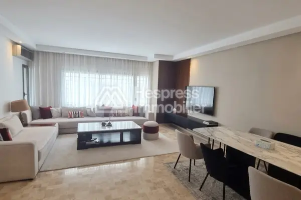 Apartment for rent in the Golden Triangle. Comfortable 4 rooms. Well furnished.