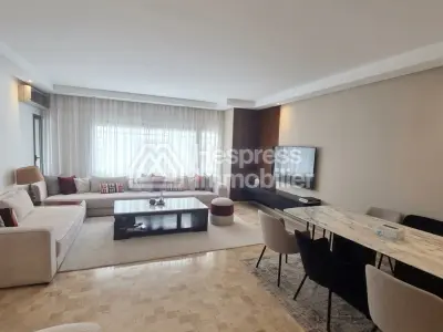 شقة للإيجار في المثلث الذهبي. أربع غرف مريحة. مفروشة بشكل جيد.