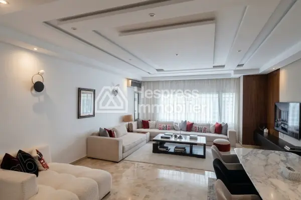 Apartment for rent in the Golden Triangle. Comfortable 4 rooms. Well furnished.