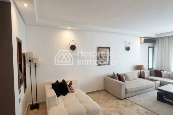 Apartment for rent in the Golden Triangle. Comfortable 4 rooms. Well furnished.