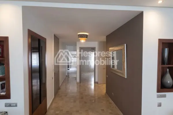 Apartment for rent in the Golden Triangle. Comfortable 4 rooms. Well furnished.