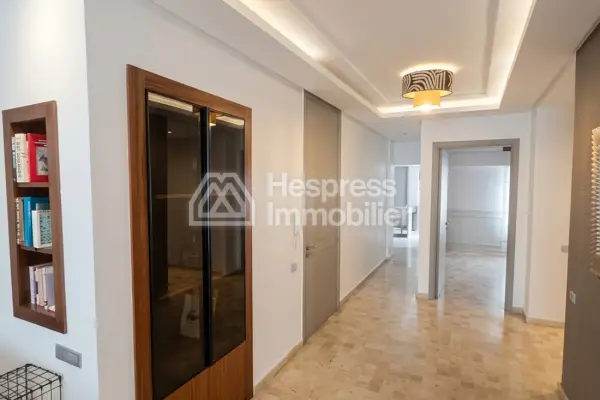 Apartment for rent in the Golden Triangle. Comfortable 4 rooms. Well furnished.