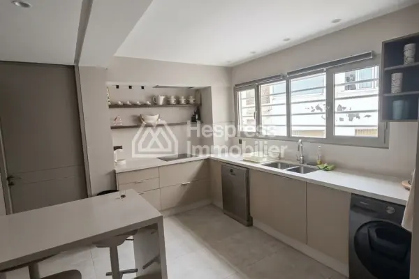 Apartment for rent in the Golden Triangle. Comfortable 4 rooms. Well furnished.