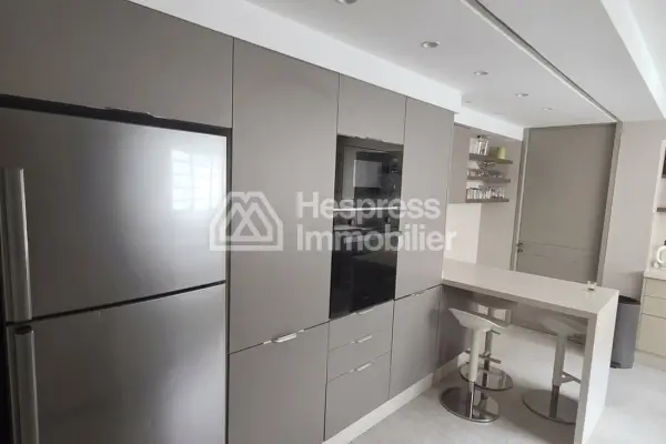 Apartment for rent in the Golden Triangle. Comfortable 4 rooms. Well furnished.