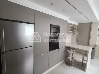 شقة للإيجار في المثلث الذهبي. أربع غرف مريحة. مفروشة بشكل جيد.