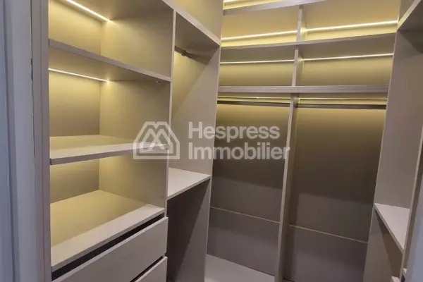 Apartment for rent in the Golden Triangle. Comfortable 4 rooms. Well furnished.