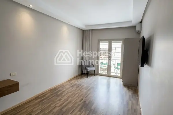 Apartment for rent in the Golden Triangle. Comfortable 4 rooms. Well furnished.