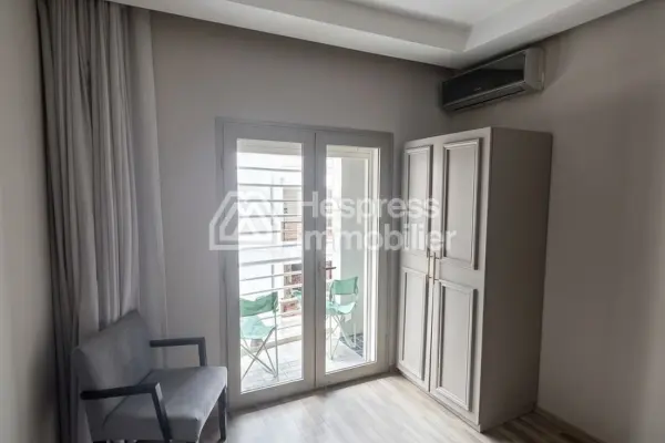Apartment for rent in the Golden Triangle. Comfortable 4 rooms. Well furnished.