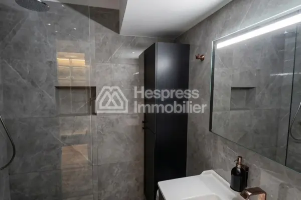 Apartment for rent in the Golden Triangle. Comfortable 4 rooms. Well furnished.