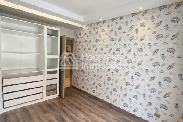 Apartment for rent in the Golden Triangle. Comfortable 4 rooms. Well furnished.