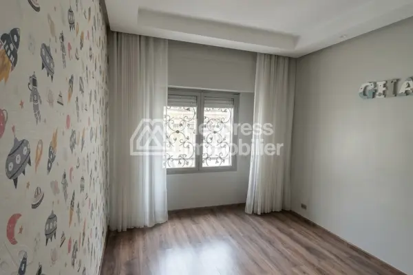 Apartment for rent in the Golden Triangle. Comfortable 4 rooms. Well furnished.
